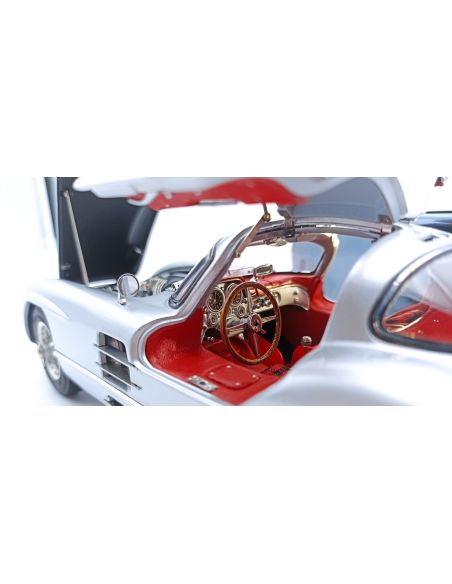 Voiture de collection CMC Mercedes-Benz 300 SLR Coupé, 1955, intérieur rouge