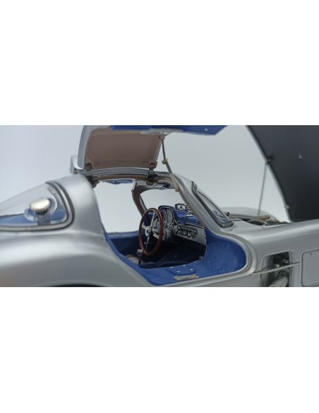 Voiture de collection CMC Mercedes-Benz 300 SLR Coupé, 1955, intérieur bleu