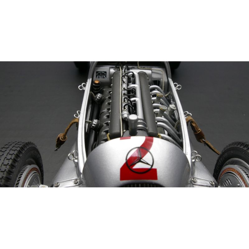 BUNDLE CMC Bundle Mercedes-Benz Silver Arrow W125, including showcase