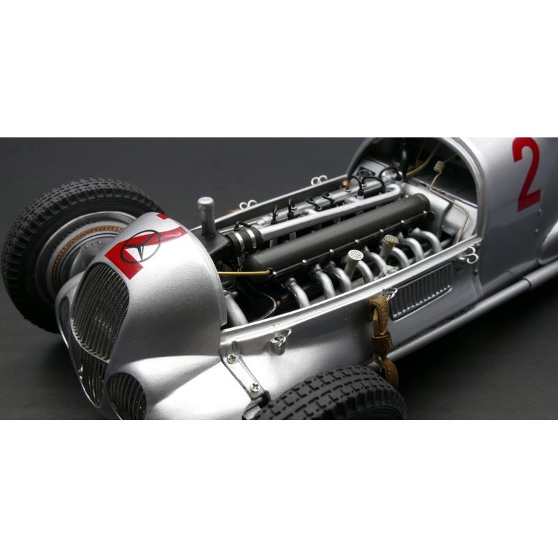 BUNDLE CMC Bundle Mercedes-Benz Silver Arrow W125, including showcase