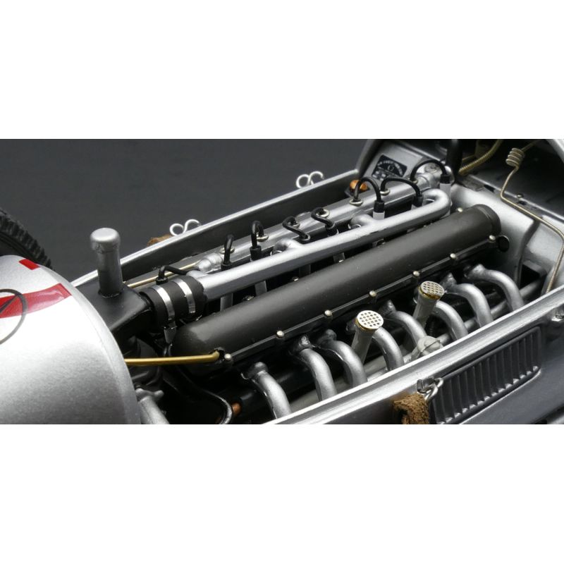 BUNDLE CMC Bundle Mercedes-Benz Silver Arrow W125, including showcase