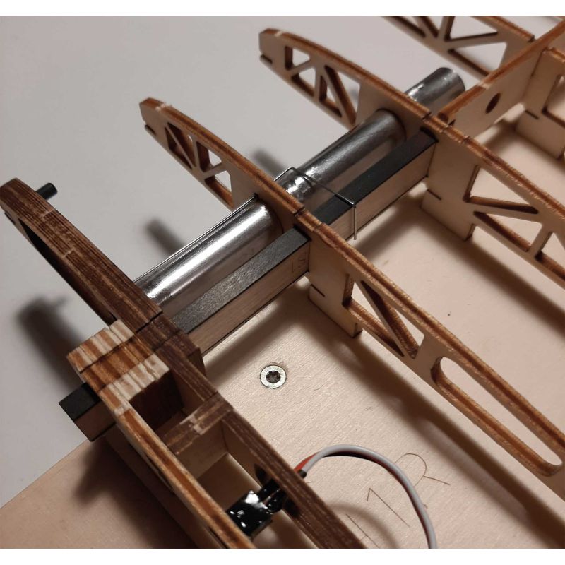 Robbe Modellsport VAYU kit en bois pour modèle d’aile volante en contreplaqué innovant