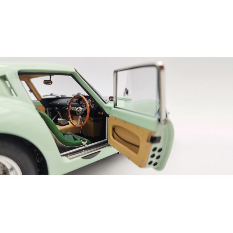 Voiture de collection CMC Ferrari 250 GTO, Goodwood 1962, 15 Stirling Moss Team/Irlande Édition limitée 2200 pièces.